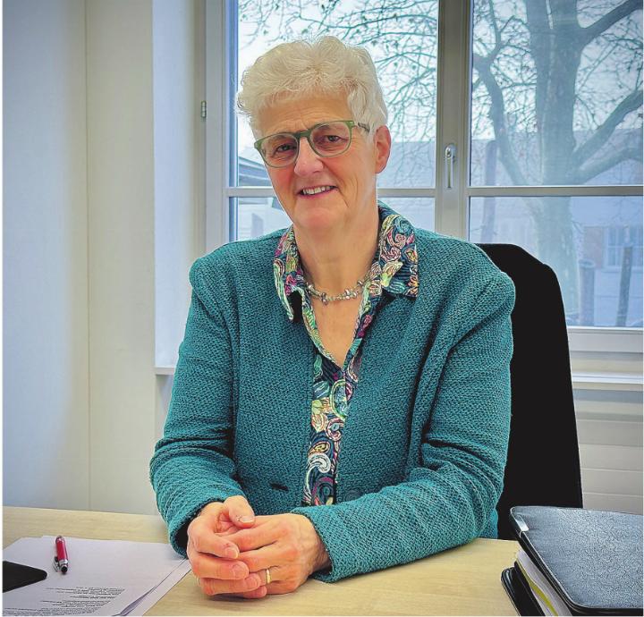 Ruth Büchi-Vögeli an ihrem Schreibtisch im Gemeindehaus, wo sie sich den Fragen dieser Zeitung stellte. Bild: Marianne Burgener