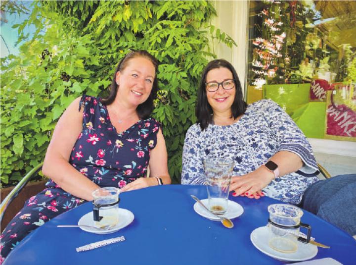 Die zwei neuen Gemeinderätinnen Mirjam Lehmann-Schwager (links) und Stephanie Hugentobler bei Morgenkaffee und Interview. Bild: Marianne Burgener