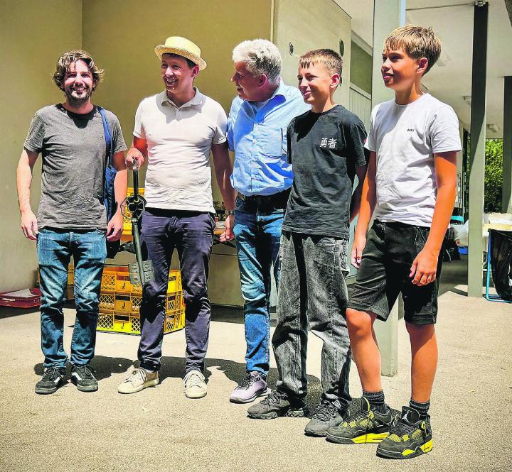 Silas Hilpertshauser, Yanick Volpez, Daniel Müller und die beiden Schüler Raphael Wetter und Cailen Biefer (von links) nach der erfolgten Schlüsselübergabe. Bild: Marianne Burgener