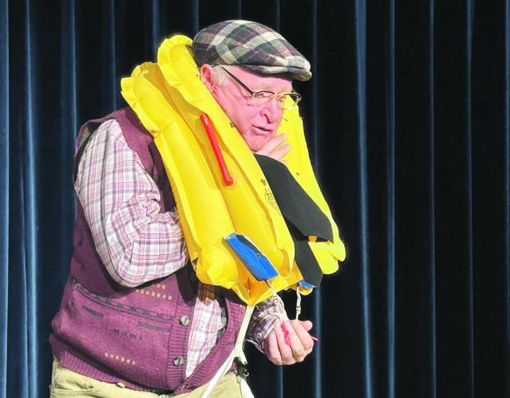 Veri hat sich mit der Rettungsweste in eine derart missliche Lage gebracht, dass nur die Pause ihn retten konnte ... Bild: Marianne Burgener