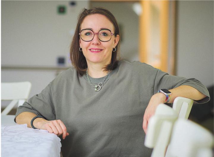 Fabienne Möckli im digitalen Lager der Pflege Eulachtal: Dank CosaFlow bleibt mehr Zeit für die Pflege der Bewohnerinnen und Bewohner. Bild: zVg