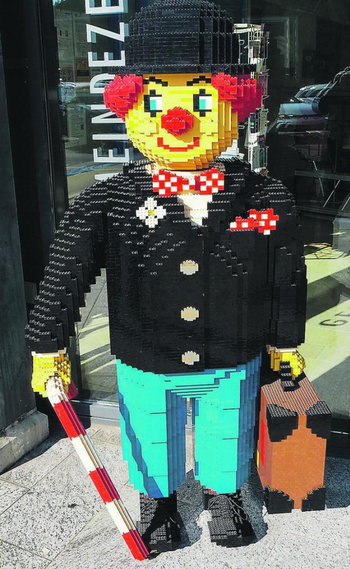 Bereits am Eingang begrüsst ein grosses Legomännchen das aufgeregte Publikum.