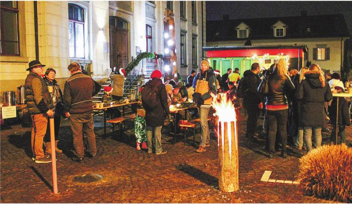 Langsam füllte sich der Parkplatz der Gemeinde mit Gästen. Bilder: Sarah Stutte