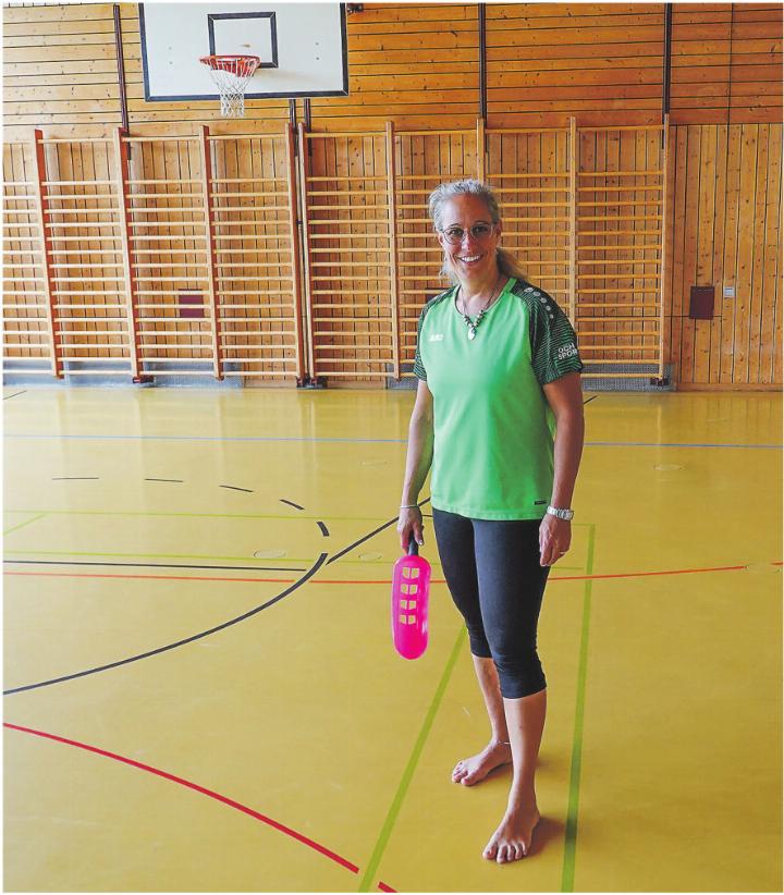 Sabine Schönenberger, Präsidentin des Vereins Hagenbuch, im Einsatz: Mit Freude und Engagement begleitet sie die Kinder beim Sport. Bild: zVg