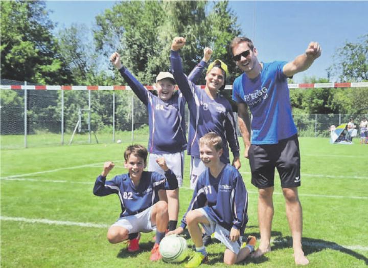 Wir sind Zonenmeister. Hinten von links: Julia Zihlmann, Alessandro Kupper, Coach Nicolas Fehr; vorne: Sebastian Martinez (links) und Julian Ruff. Bild: zvg