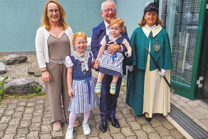 Peter Bühler mit seiner Frau Ursina sowie den Töchtern Flavia und Olivia in Thurgauer Tracht.