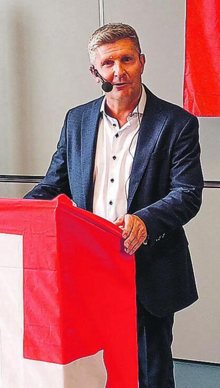 Ueli Graf am Rednerpult.