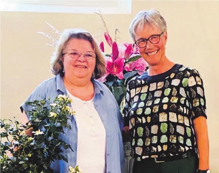 Die verabschiedete Heidi Manz (links) mit Kirchenpräsidentin Verena Wüthrich. Bild: Hedi Lutz