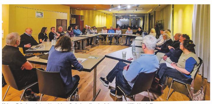 Mehrere Teilnehmende tauschten sich am Dorfpalaver über das Ankommen und Mitwirken in Elgg aus.