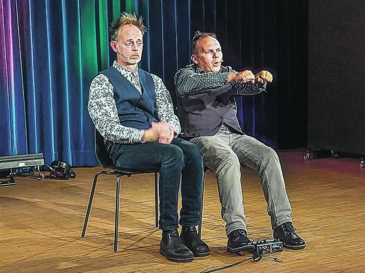 Robert Blöchl und Roland Penzinger auf wahnsinniger Fahrt im Gemeindezentrum Aadorf. Bild: Irène Basler