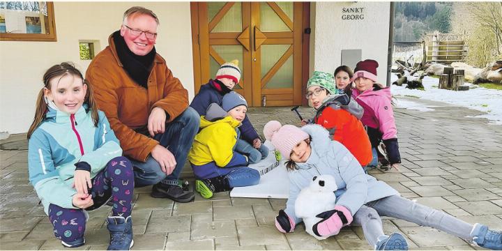 Jürgen Kaesler vor der katholischen Kirche Elgg mit den Unti-Kindern. Bild: Manuela Moser (Medienbeauftragte Generalvikariat Zürich)