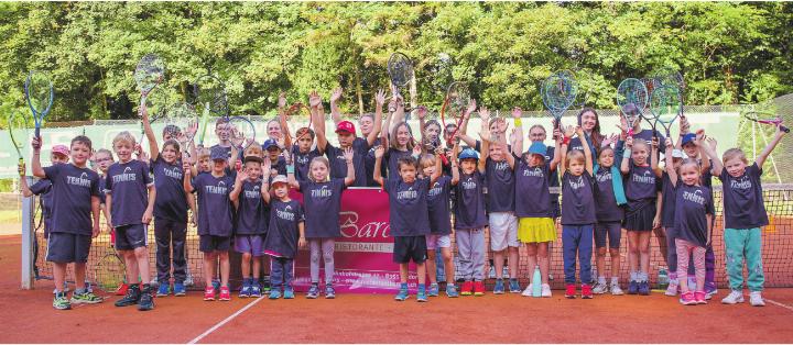 Dank der Unterstützung des Restaurants Barone konnten alle jungen Spielerinnen und Spieler mit neuen, einheitlichen T-Shirts ausgestattet werden. Bild: zVg
