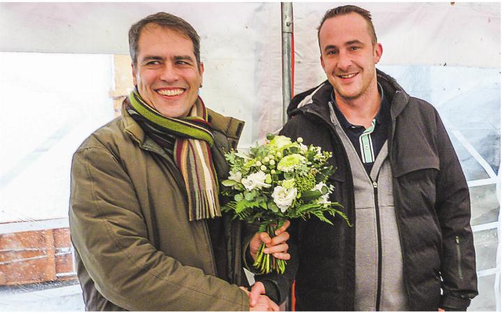 GVA-Präsident Patrick Bitzer überreichte dem Jubilar einen Blumenstrauss. Bild: Kurt Lichtensteiger