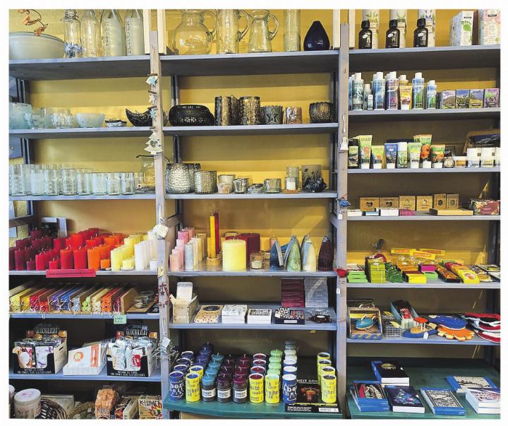 Bald kommen die Festtage und es herrscht festliche Stimmung. Der Claro-Laden Elgg bietet eine grosse Auswahl an kleinen Geschenken. Bild: zVg