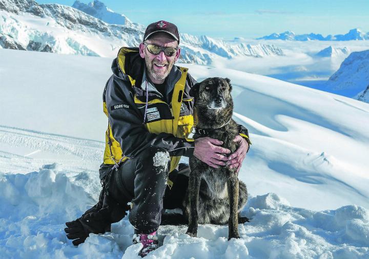 Im Pikettdienst war Reinhard Böni mit seinem Hund Nora ständig auf Abruf – um Verunglückte in den Schweizer Alpen aus Lawinen zu bergen.