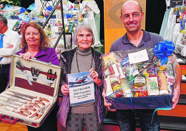 Zwei Frauen auf dem Siegerpodest: Liselotte Bollinger aus Elsau (4338 Punkte), flankiert von Heinz Peter aus Bichelsee und Vreni Murer aus Hinwil. Bilder: Kurt Lichtensteiger
