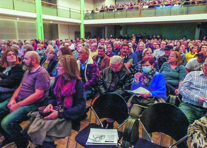 Blick in den bis auf den letzten Platz besetzten Gemeindesaal. Bilder: Kurt Lichtensteiger