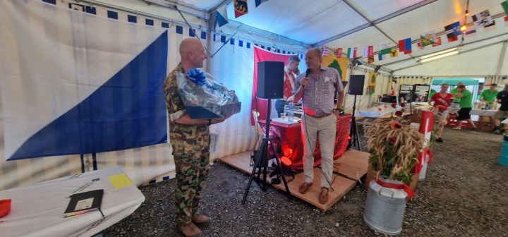 Gemeindepräsident Rolf Sturzenegger (rechts) überreichte dem Festredner Felix Keller ein Präsent.