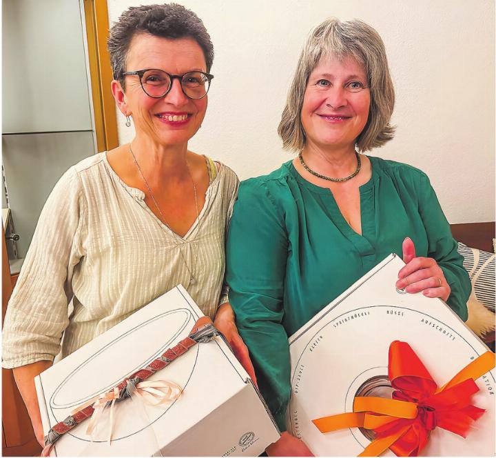 Cornelia Sutter und Elke Oberholzer: 25 und 30 Jahre im Chor. Bild: zVg