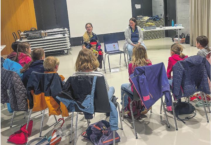 Miriam Rüegg und Irene Zbinden vom Samariterverein Aadorf führen die Kinder ins Thema Erste Hilfe ein.