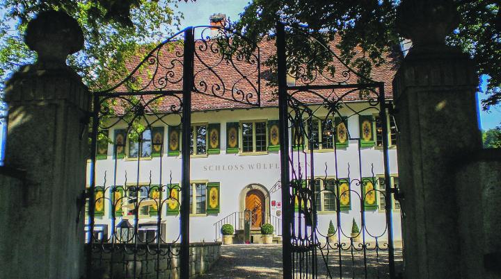 Vor dem Schloss wird an der Strasse gebaut. Bild: Wikimedia