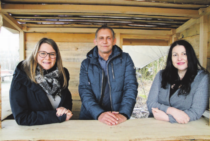 Der neue Asyl- und Flüchtlingsbetreuer Marc Suter mit den neuen Jugendarbeiterinnen Afrodita Beadini und Nadja Gmünder. Bild: zvg
