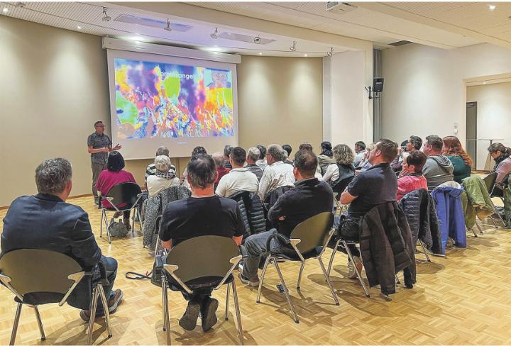 Vereinscoach Hanu Fehr gibt im Gemeindezentrum Aadorf Tipps für ein erfolgreiches Vereinsleben. Bild: Bettina Sticher