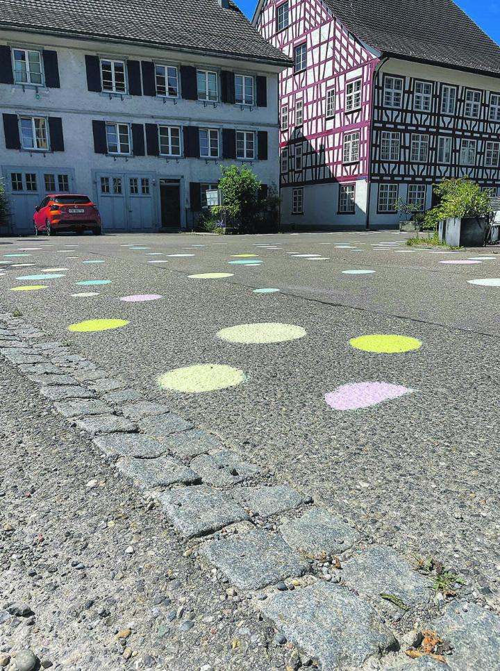 Auf farbigen Blasen gehen. Leserbild: David Adada E. Keller, Elgg