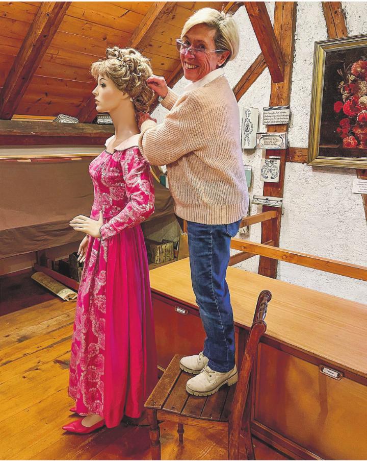 Renate Katterbach bei der Vorbereitung für die Sonderausstellung «Kleider machen Leute». Bild: zVg