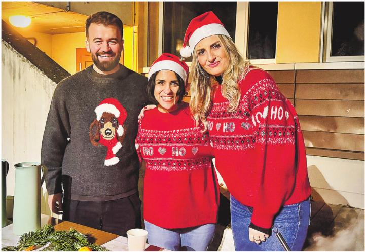 Dem Anlass entsprechend gekleidet und bester Laune: Faton Ali mit Imane Abderrahim und Fahrije Kadriu (von links). Bilder: Marianne Burgener