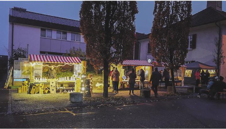 Rund um den Dorfplatz Hagenbuch soll der Weihnachtsmarkt heute «vorweihnachtliche Stimmung» verbreiten. Nun doch ohne Stand eines schweizweit bekannten Rechtsradikalen. Archivbild: EAZ