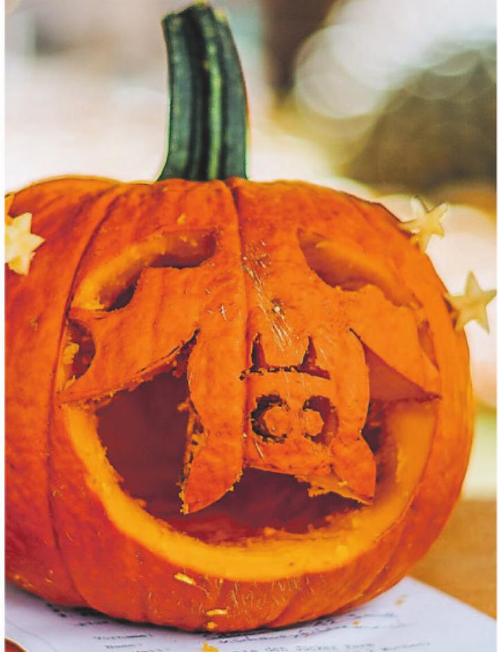 Der Halloweenkürbis sollte draussen an einem vor Sonne und Regen geschützten Ort aufgestellt werden. Bild: Juckerfarm.ch Der Halloweenkürbis sollte draussen an einem vor Sonne und Regen geschützten Ort aufgestellt werden. Bild: Juckerfarm.ch