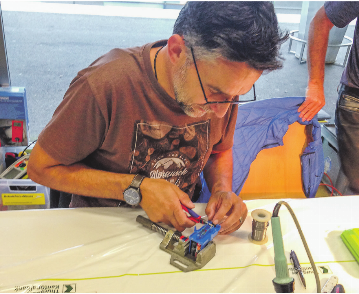 Reparaturarbeiten am Elektronikstand. Bild: zVg (Quelle Repair Café Hinterthurgau)