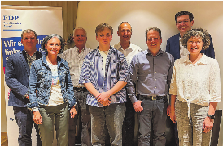 Vorstand der FDP Aadorf (von links nach rechts): Rolf Dätwyler, Conny Hasler-Roost, Urs Thalmann, Manuel Furrer, Roland Gabriel, Michel Gehring, Lukas Kurmann, Monika Roost. Bild: zVg