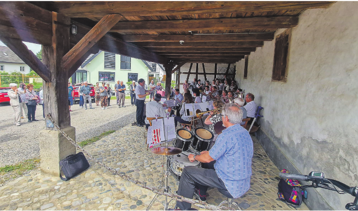 Die «Musig Elgg» eröffnet vor der Humbergtrotte die Museumssaison, begleitet von zahlreichen Besucherinnen und Besuchern im Freien. Bild: Emanuela Manzari