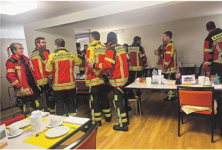 Feuerwehr Aadorf und Mitarbeitende des Aaheims während der gemeinsamen Sicherheitsbegehung im Alterszentrum Aaheim.
Bilder: zVg