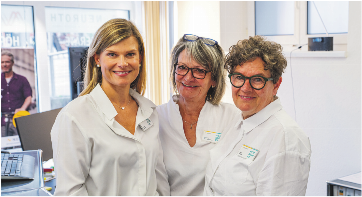 Helena Pälchen (Hörcenterleiterin, Meister), Gabriela D’Incau (Verkaufsassistenz), Maja Küttel (Hörgeräteakustikerin) unterstreichen, wie wichtig zeitgemässe Hörsysteme für ein entspanntes und klares Verstehen sind.