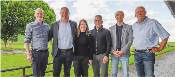 Verwaltungsrat und Geschäftsführung von buecherchorb.ch: Andri Rostetter (v.l.), Patrick Neuenschwander (Präsident), Dorotea Filipan-Koric (Geschäftsführung), Matthias Schmidt, Tino Reifler, Paul Lüthi (Vizepräsident). Bild: zVg