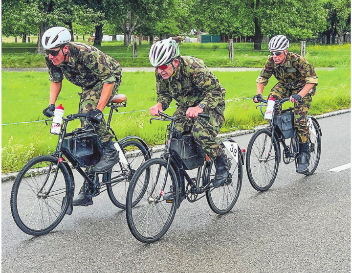 Über hundert Fahrerinnen und Fahrer kämpfen am Sonntag auf dem schwarzen Militärrad um den Schweizermeistertitel. Bild: zVg