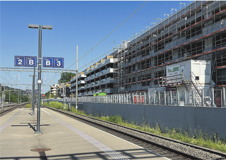 Wohnen kann man zur Miete oder im Eigentum. Ein Beispiel ist die neue Überbauung Äntenschnabel beim Bahnhof Elgg. Eine der drei Initiativen betrifft Wohneigentum, bei den anderen beiden geht es um Mietobjekte. Bild: Bettina Sticher
