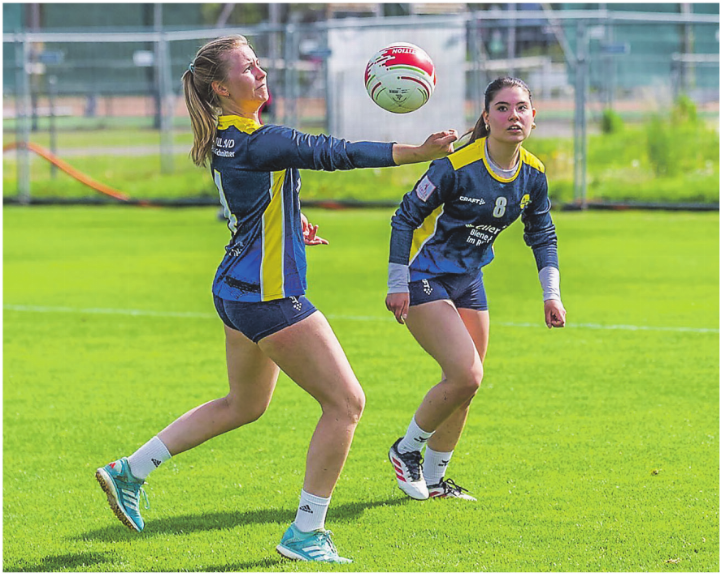 Diepoldsaus Frauen gewinnen doppelt und bleiben so auf Tuchfühlung mit den Leaderinnen aus Kreuzlingen. Bild: Stefan Emch/Swiss Faustball