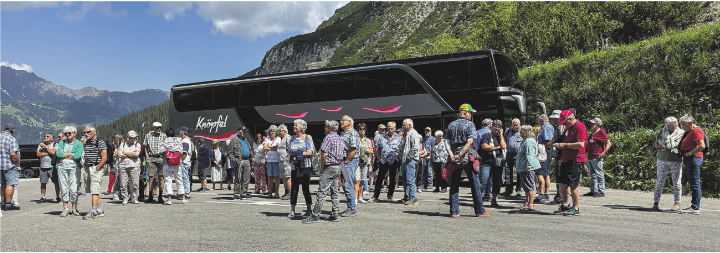 Warten auf die Billette an der Talstation Gondelbahn Lünersee.