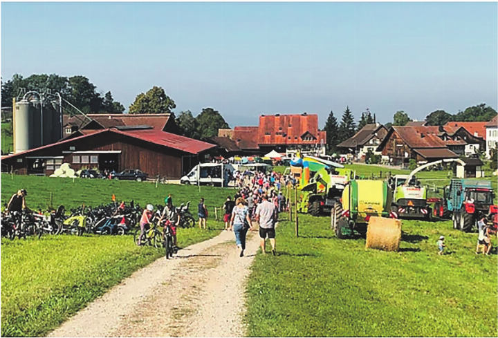 Unterwegs in der Natur: Die Höfe können auch gut zu Fuss oder mit dem Fahrrad besucht werden. Bild: naturtalent.ch