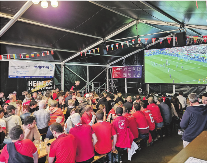 Auf dem Sportplatz Unterwiesen in Aadorf werden die Gruppenspiele der Schweizer Nationalmannschaft auf Grossleinwand über tragen. Bild: zVg