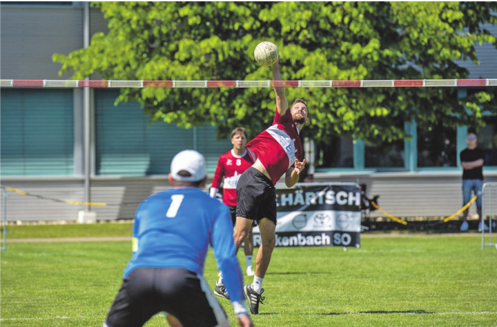 Jonas Männer holen den ersten Sieg und sorgen damit für Spannung im Abstiegskampf. Bild: Alexander Stürchler, Swiss Faustball
