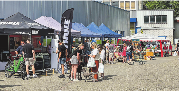 Hunde und ihre Halterinnen und Halter genossen das Jubiläumsfest von Animaux bei bestem Wetter. Bilder: zVg