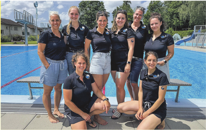 Das Team der Schwimmschule Aadorf mit Casandra Schmitt (Mitte links). Bild: zVg