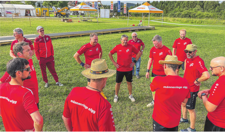 Die Männer erhalten die letzten Instruktionen vor dem Wettkampf. Bild: Philipp Reber
