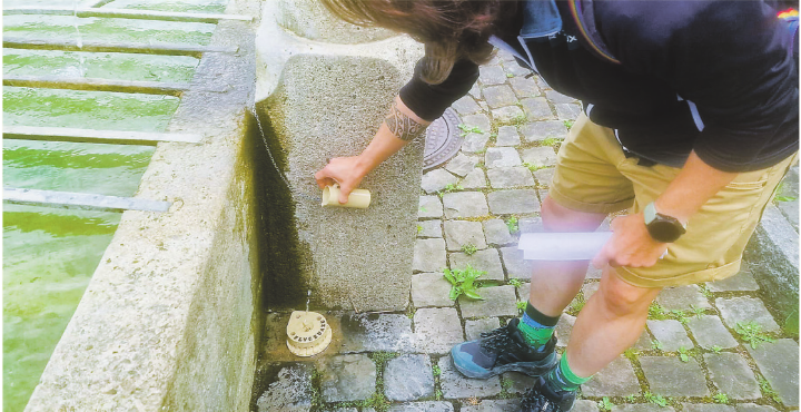 Rätsel, Codes und Hinweise im Dorf – gelöst mit der Sato-Code-App. Rätsel, Codes und Hinweise im Dorf – gelöst mit der Sato-Code-App.