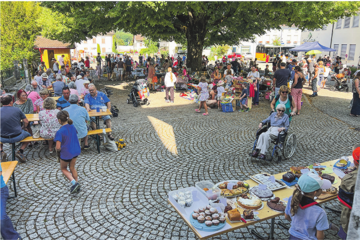 Buntes Treiben bei angenehmen Temperaturen am Flohmarkt in Elgg.